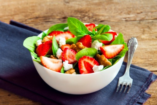 Sin duda, la ensalada saludable de fresas con durazno es muy práctica y sabrosa.saludable recetas saludables