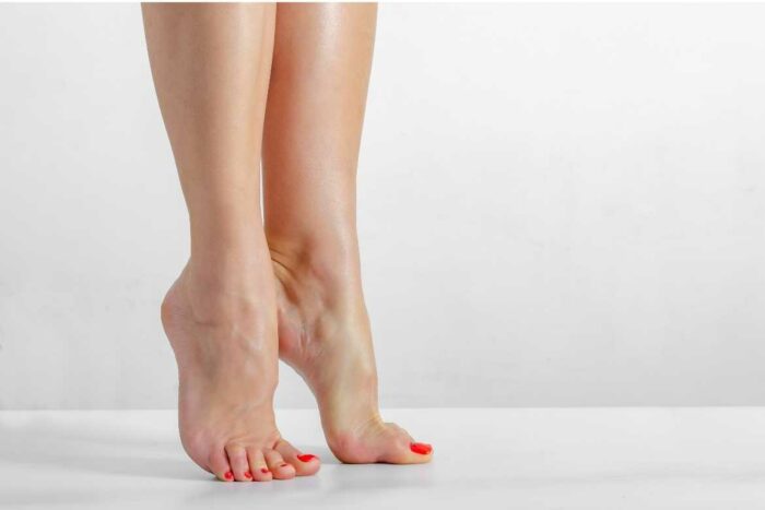 Para cuidar tus piernas haz una serie de ejercicios para prevenir las várices, como la elevación de talones.