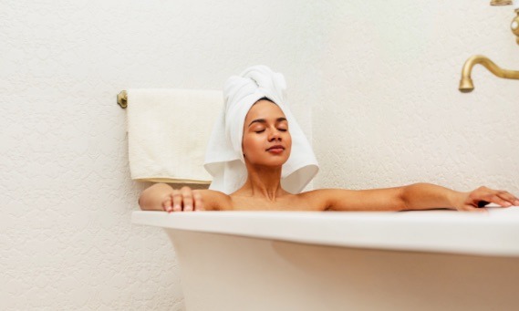 Un baño en tina es relajante y es parte del cuidado de tu cuerpo y de tu salud mental.