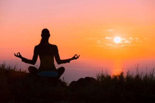 La meditación es una actividad de autocuidado que te ayuda a lidiar con este tipo de emociones.