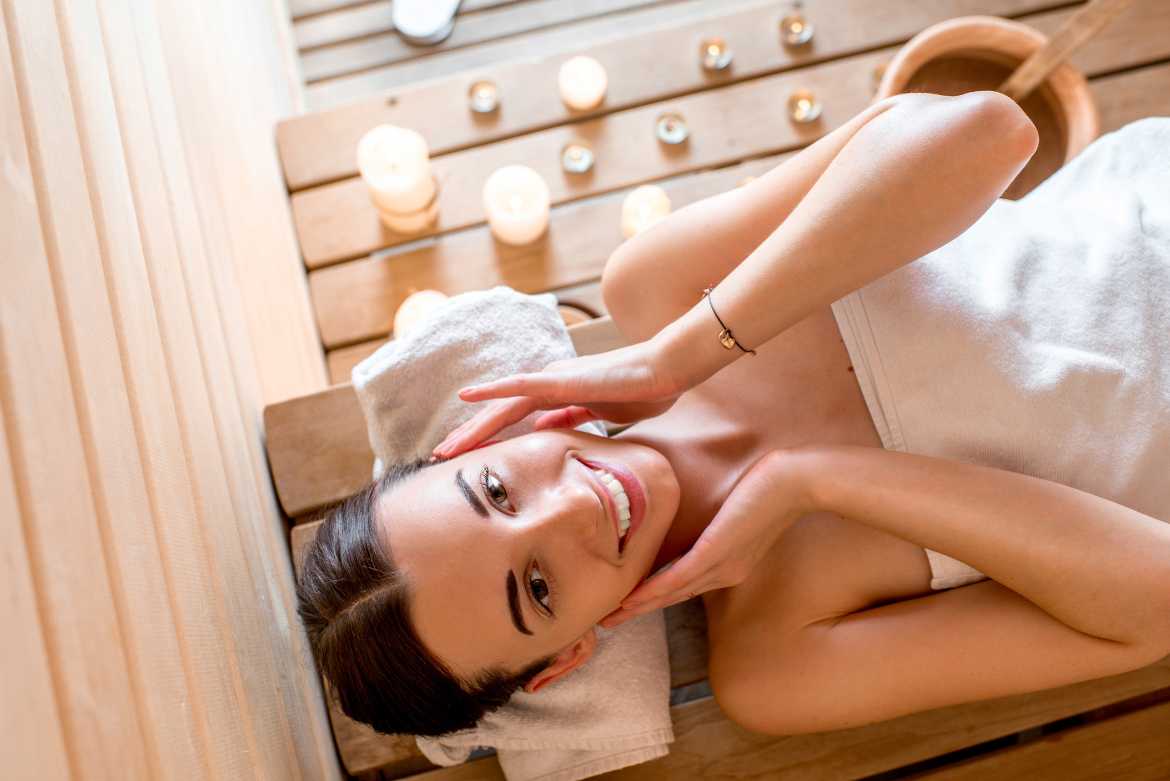 Para aliviar dolores musculares, el baño sauna es una excelente alternativa dado que estimula la circulación.