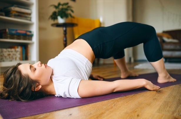 Tómate un par de minutos para acostarte en el piso, y realizar este ejercicio de estiramiento muscular. Tu espalda se sentirá aliviada