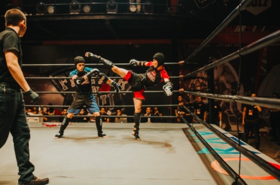 El full-contact kickboxing consiste en golpear al oponente hasta noquearlo o juntar la mayor cantidad de puntos