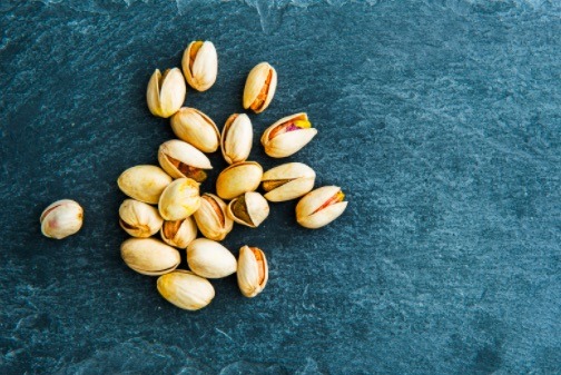 Un puño de pistaches son bocadillos saludables que aportan grasas buenas, proteína y fibra