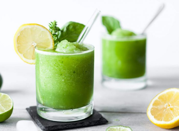 Una receta para niños muy nutritiva es este smoothie de limonada con albahaca, pues tiene los beneficios de un jugo verde, pero en una presentación rica y divertida.