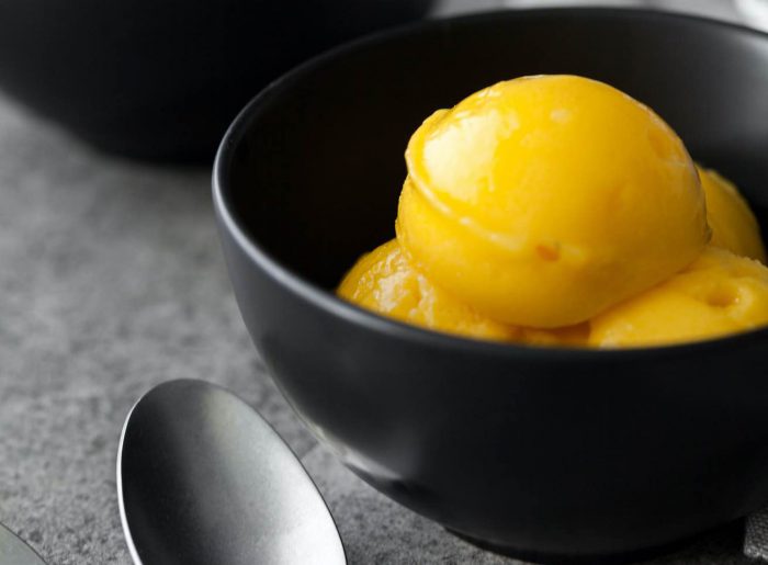 No hay niño que se resista a un helado, y si es de mango, ¡mejor! Una receta fácil para niños que gusta a todos.