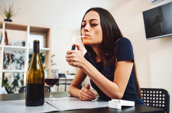 Sobrio odias el olor a cigarro, pero cuando bebes eres un experto fumador, es señal de que debes reducir tu consumo de alcohol
