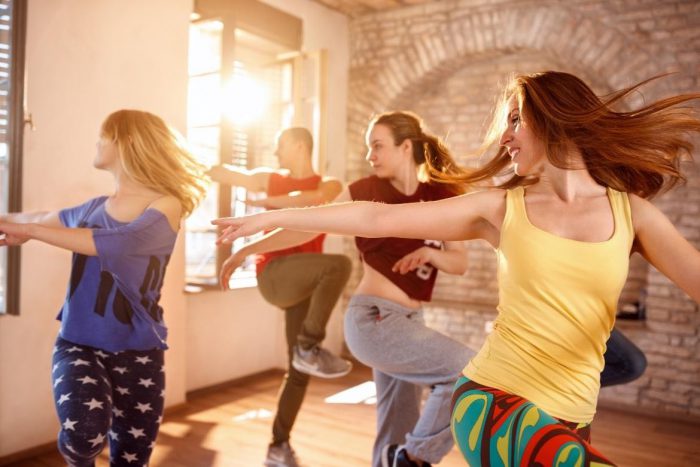 Las clases de zumba para bajar de peso son una combinación de pasos de baile y movimiento aeróbicos que haces al ritmo de música.