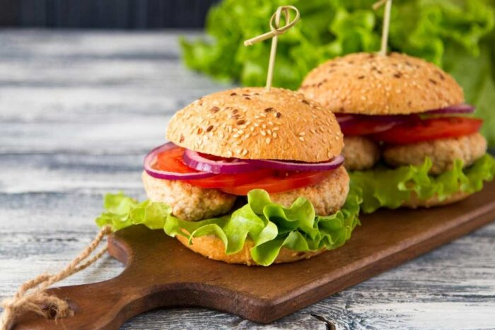 este Día Internacional de la hamburguesa conoce una forma healthy de preparar una hamburguesa de de pescado o portobello. 