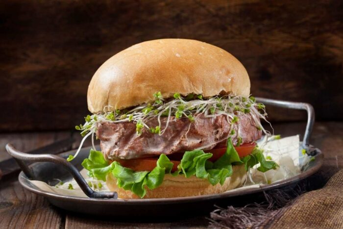 Da un giro healthy a este delicioso platillo en el Día Internacional de la hamburguesa preparándola con atún.