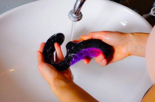 Un hábito de higiene necesario después de tener sexo es limpiar los juguetes sexuales antes de guardarlos. 