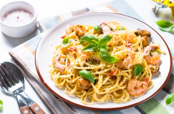 Prepara una receta de spaghetti exótico agregándole mariscos, que le dan un toque exquisito.