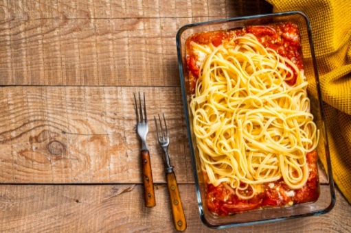 Si te gusta el queso gratinado, entonces el spaghetti al horno se convertirá en tu favorito.