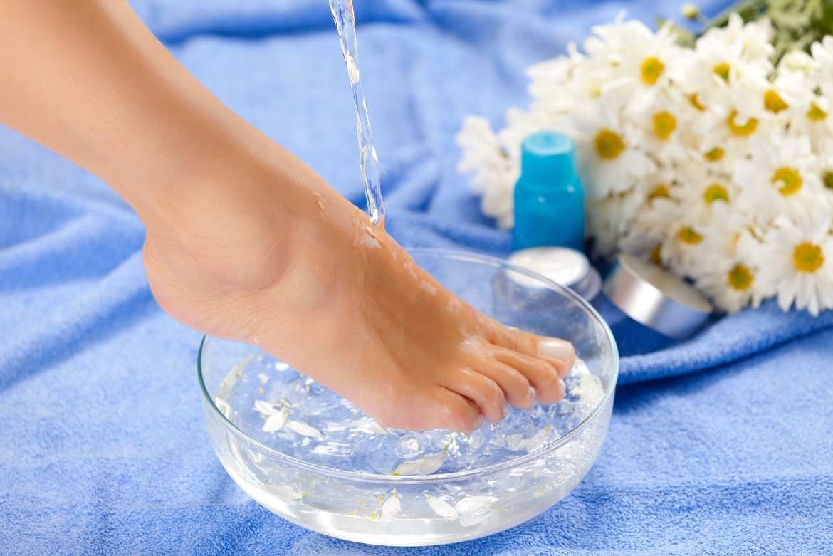 Relaja y reduce el malestar de los pies cansados sumergiéndolos en agua tibia con dos cucharaditas de bicarbonato de sodio.