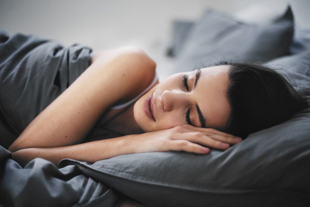 dormir bien es disfrutar de un sueño correcto todos los días del año, en el mismo número de horas, de acuerdo con las necesidades individuales, siempre en el mismo horario.