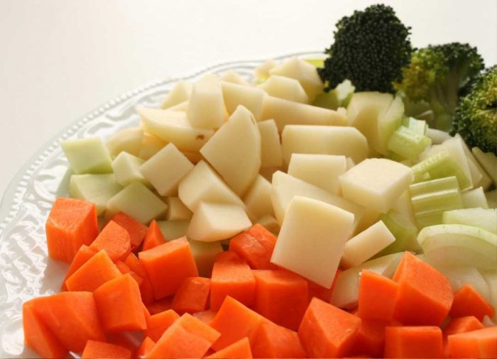 Agrega zanahoria a tus ensaladas, ya que contiene vitamina liposolubles, cuya función es la formación y el mantenimiento de dientes sanos.