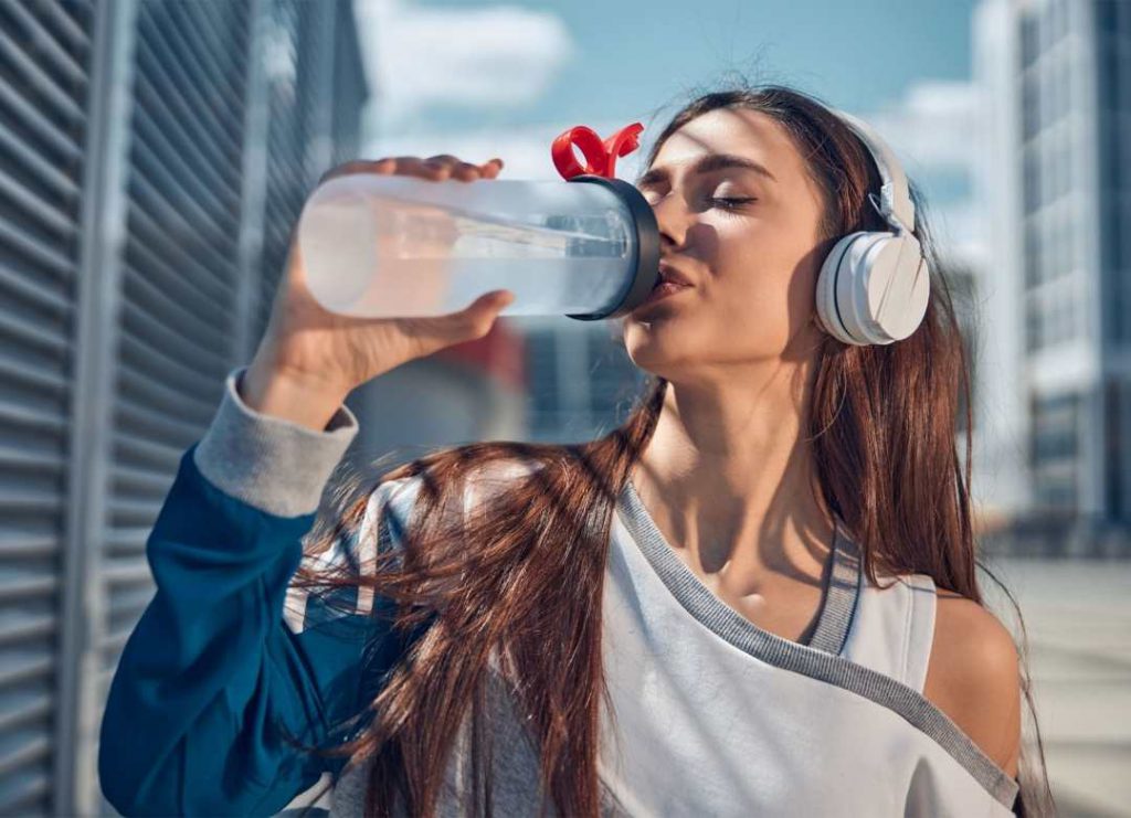 Al mantenernos hidratados evitamos que nuestro cerebro nos envié señales de antojos de comida salada, cuando en realidad lo que nos hace falta son electrolitos.