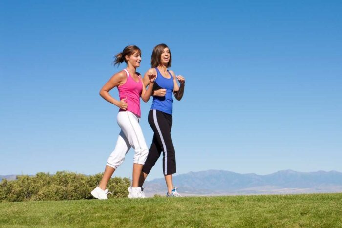 Caminar mínimo 30 minutos al día, tiene muchos beneficios para tu salud.