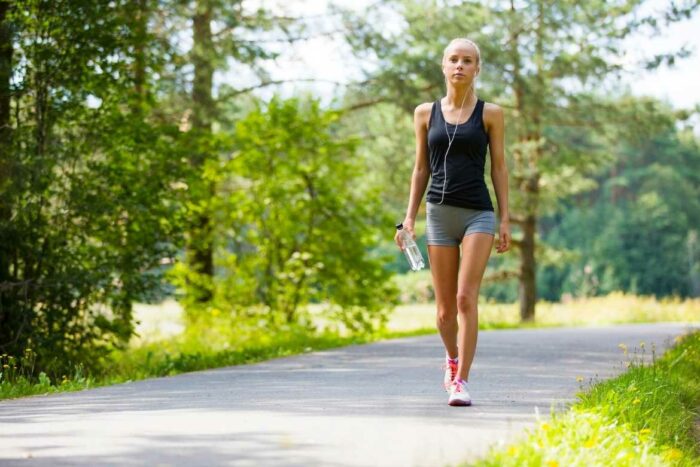 La postura es súper importante al intentar bajar de peso caminando, pues además de ayudar a lograrlo, se evita dañar la columna vertebral
