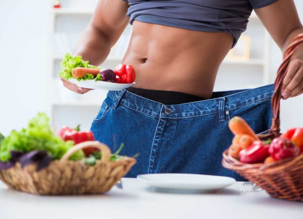 El objetivo de la Dieta Keto es restringir la ingesta de carbohidratos para que el cuerpo deba descomponer las grasas para obtener energía.