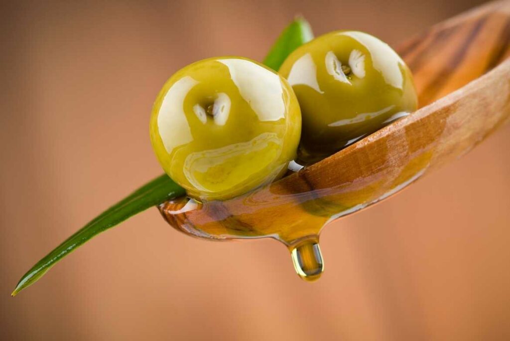 El nombre del aceite de oliva tiene  origen árabe, azzait, que significa "jugo de oliva". 