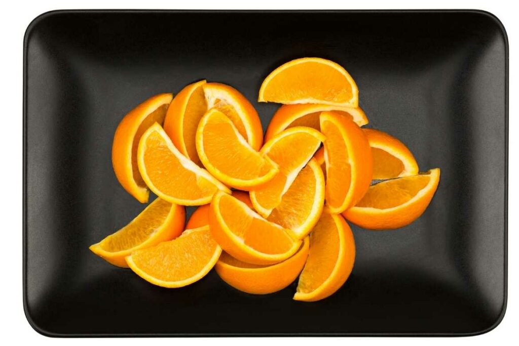 Una naranja en gajos es mejor que en jugo, pues los nutrimentos que contiene se pueden perder, además de que la cantidad de azúcar aumenta. 
