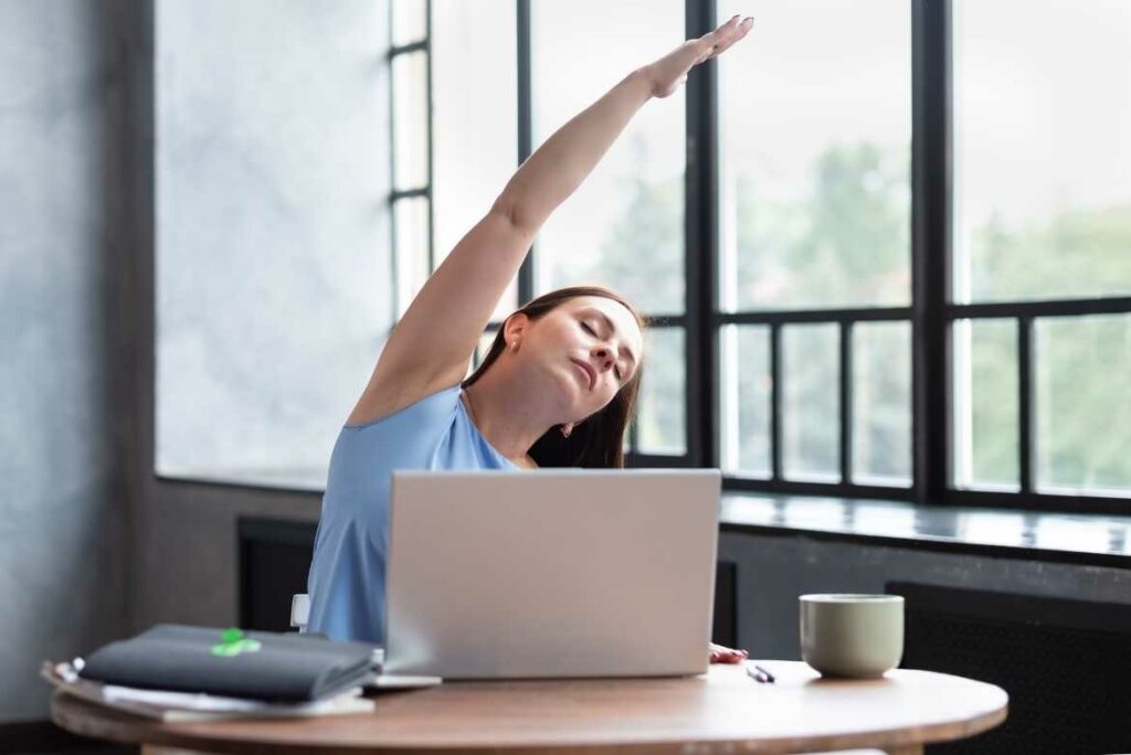5 ejercicios de estiramiento muscular para relajarte mientras trabajas