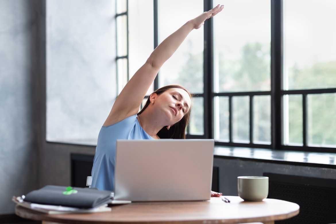 5 ejercicios de estiramiento muscular para relajarte mientras trabajas