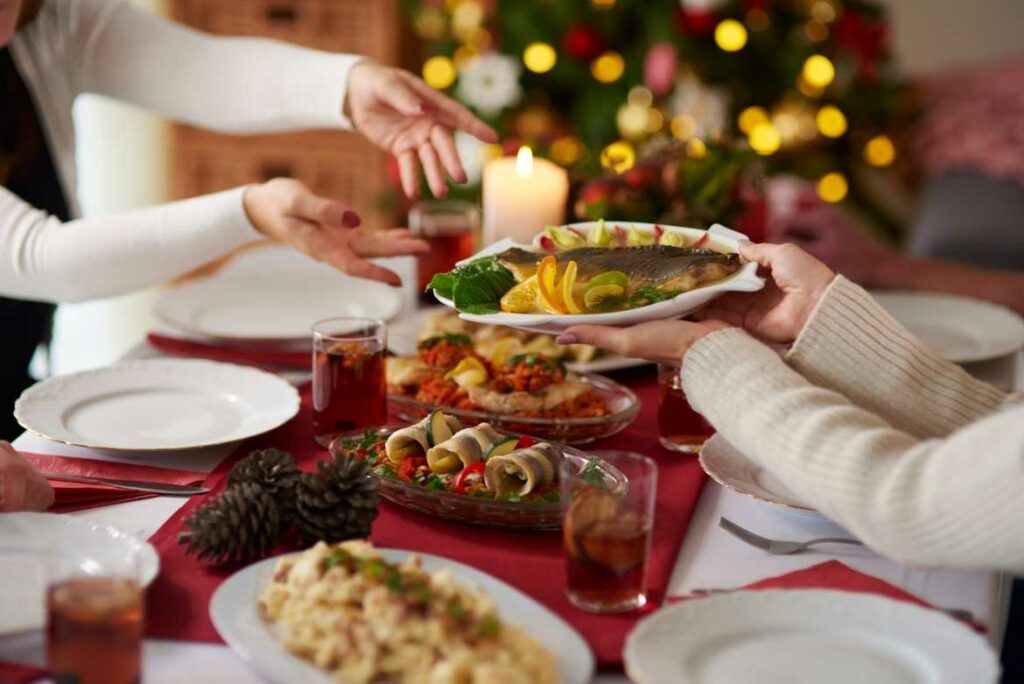 Evita beber y comer en exceso durante la cena de Navidad y demás fiestas decembrinas.   