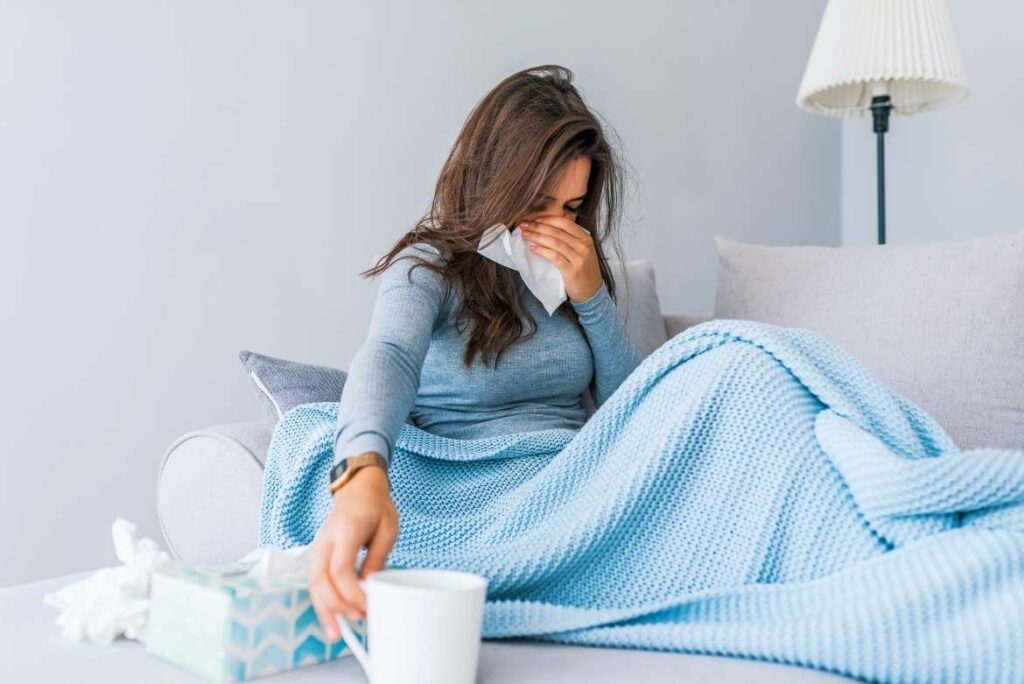 Aunque la lista de síntomas oficiales solo incluye fiebre, tos y pérdida del olfato en Ómicron, el COVID puede causar otra gran variedad de síntomas 