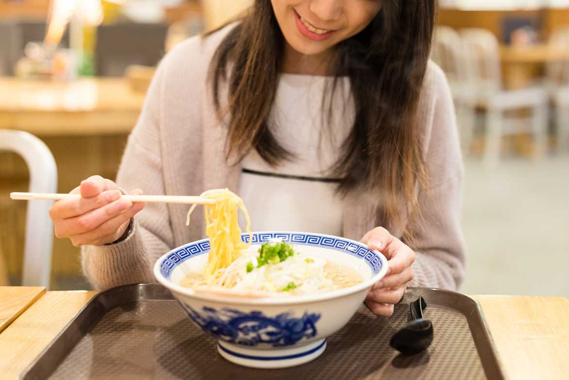 Una tradición china es comer espaguetis o fideos para atraer la suerte el fin de año, pues consideran que entre más largos sean, quien los come tendrá una vida más larga, saludable y abundante.