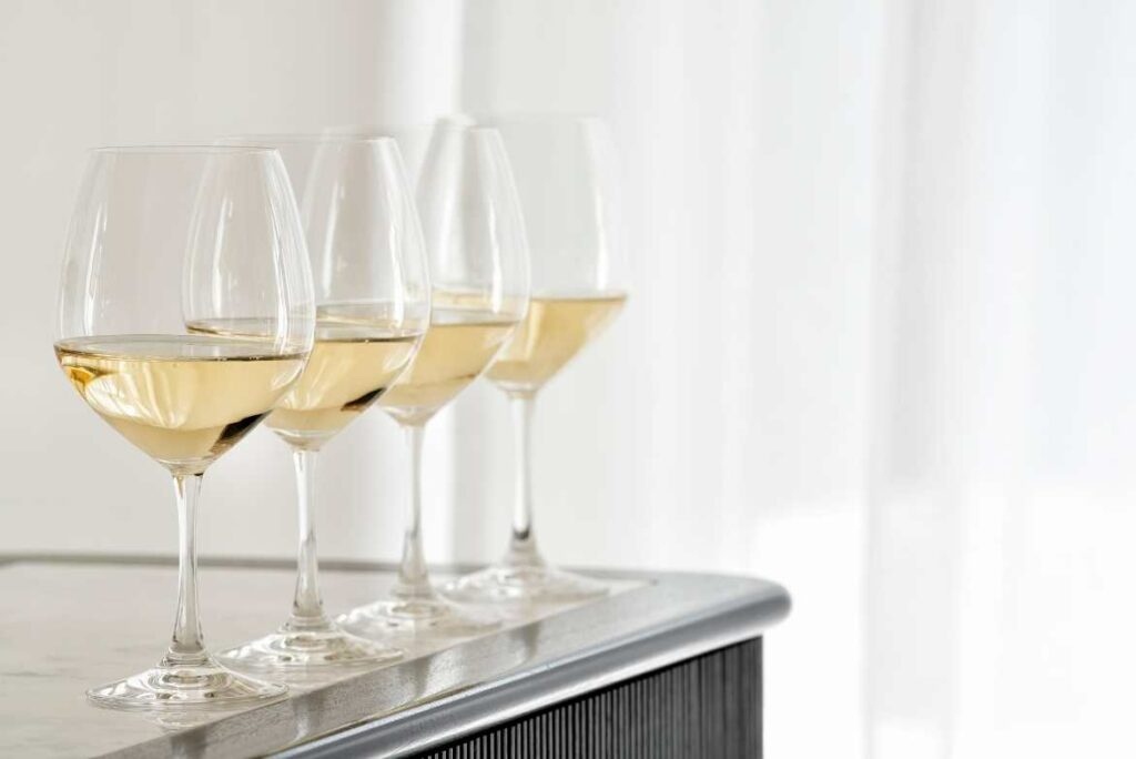 Dentro de las uvas blancas más importantes a nivel mundial están Chardonnay, Sauvignon Blanc, Chenin Blanc y Riesling y todas van bien durante el brindis de fin de año.