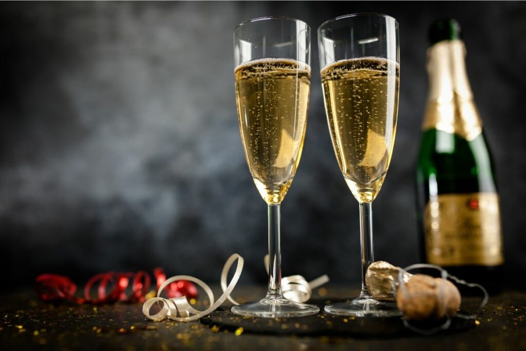 El vino blanco se adiciona con azúcar y se somete a una segunda fermentación para dar lugar al champagne, el consentido para el brindis de fin de año.