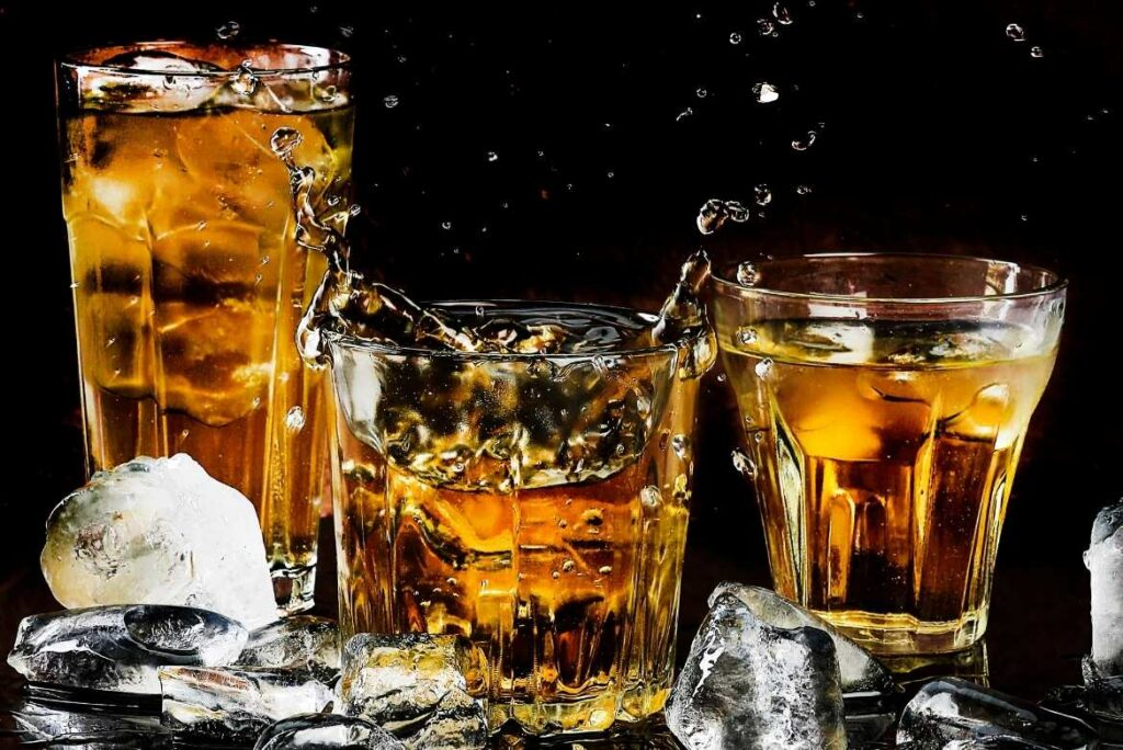 El whiskey es la bebida alcohólica obtenida de la destilación de fermentar granos de cereal malteado y añejados en barriles de madera, tradicionalmente de roble blanco. 