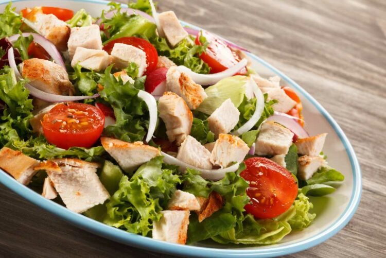 Un truco para no engordar es controlar la cantidad de fibra que contienen las ensaladas genera saciedad y evita que comamos en exceso otros platillos de la cena.