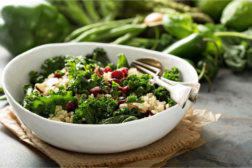 La ensalada de kale y quinoa te ayuda para la prevención del cáncer. 