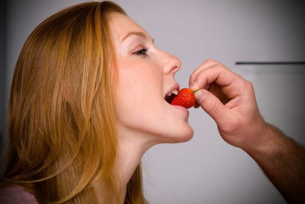 Para mejorar el desempeño sexual conviene incrementar la ingesta de alimentos que potencian la libido, como fresas, espinacas, frutos secos, sandía y chocolate