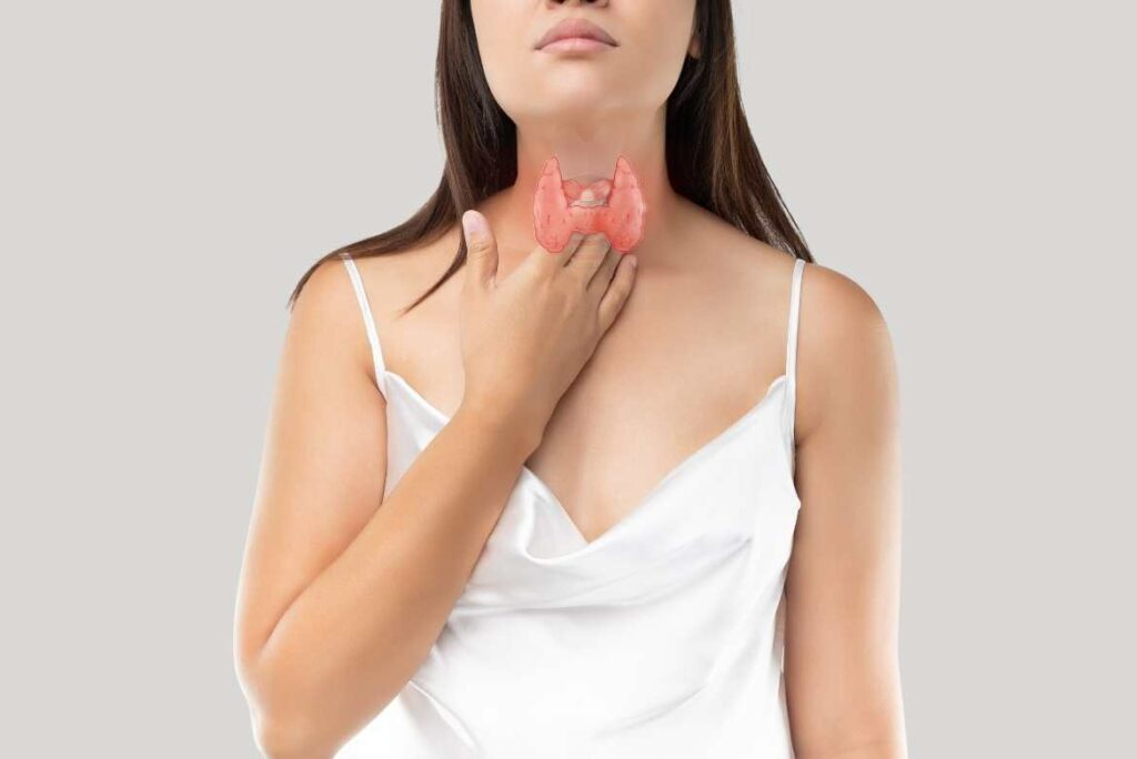 Un nódulo tiroideo es una protuberancia ocasionada por el crecimiento anormal de las células en la tiroides, ubicada en la parte frontal del cuello. 