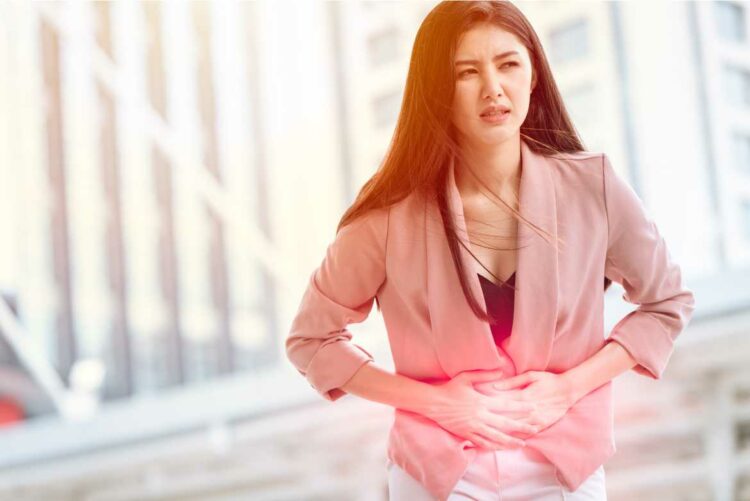 El desbalance hormonal que provoca el Síndrome de Ovario Poliquístico, desencadena una serie de síntomas que incluyen ciclo menstrual irregular