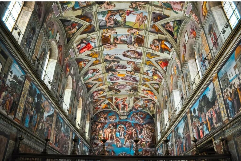 Conocida antiguamente como Capella Magna, la Capilla Sixtina de Miguel Ángel forma parte de los Museos Vaticanos es sede del Colegio Cardenalista.