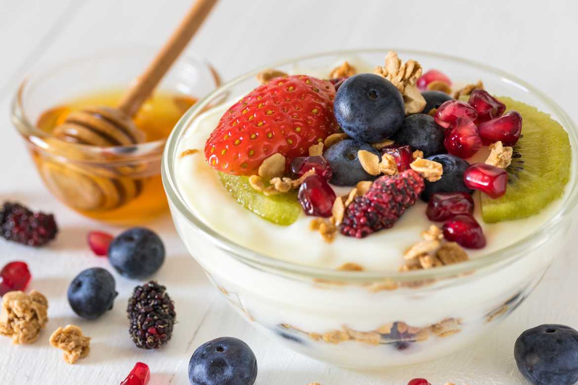 Una receta de desayuno saludable a base de yogurt, un superalimento que aporta probióticos, vitaminas y proteína. ¡Te encantará!