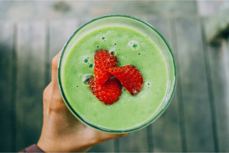 Smoothie verde con fresas, un desayuno saludable que te aporta calcio, vitamina C, folato y fibra.