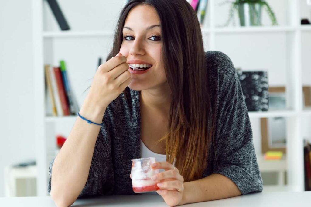 El yogur griego sin azúcar es rico en proteínas, por lo que produce la sensación de saciedad en quien lo consume, durante más tiempo.