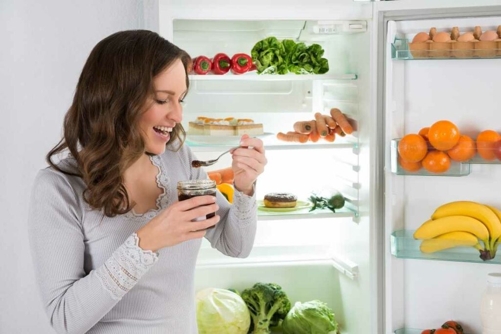 8 Alimentos saludables que debes tener en tu refrigerador para no romper la dieta