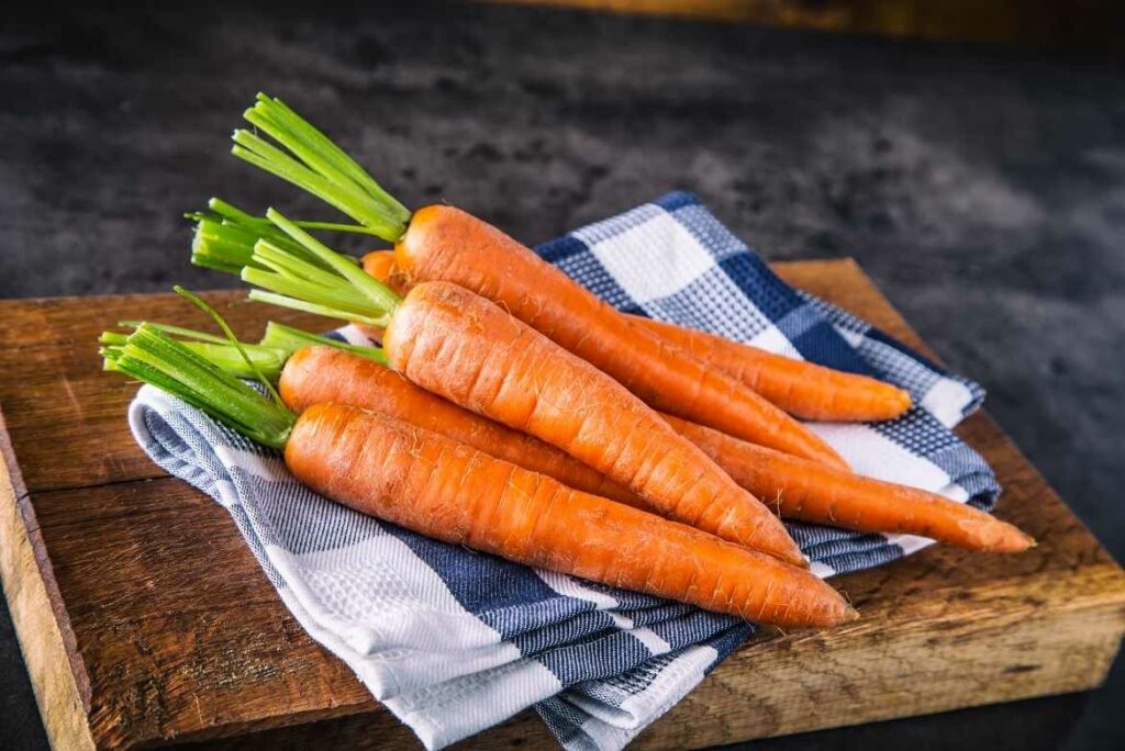 Las zanahorias forman parte importante del veganismo, ya que son ricas en vitamina A, esencial para una buena visión, ya que ayuda a convertir la luz en señales cerebrales.