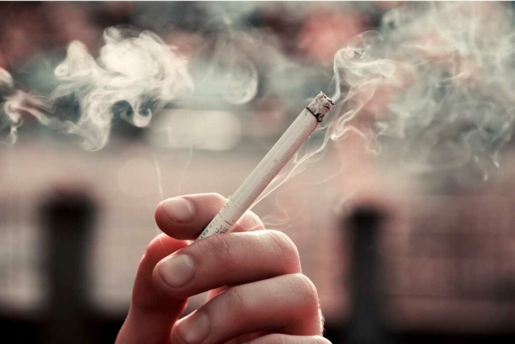 La principal causa de cáncer de pulmón es el tabaquismo.