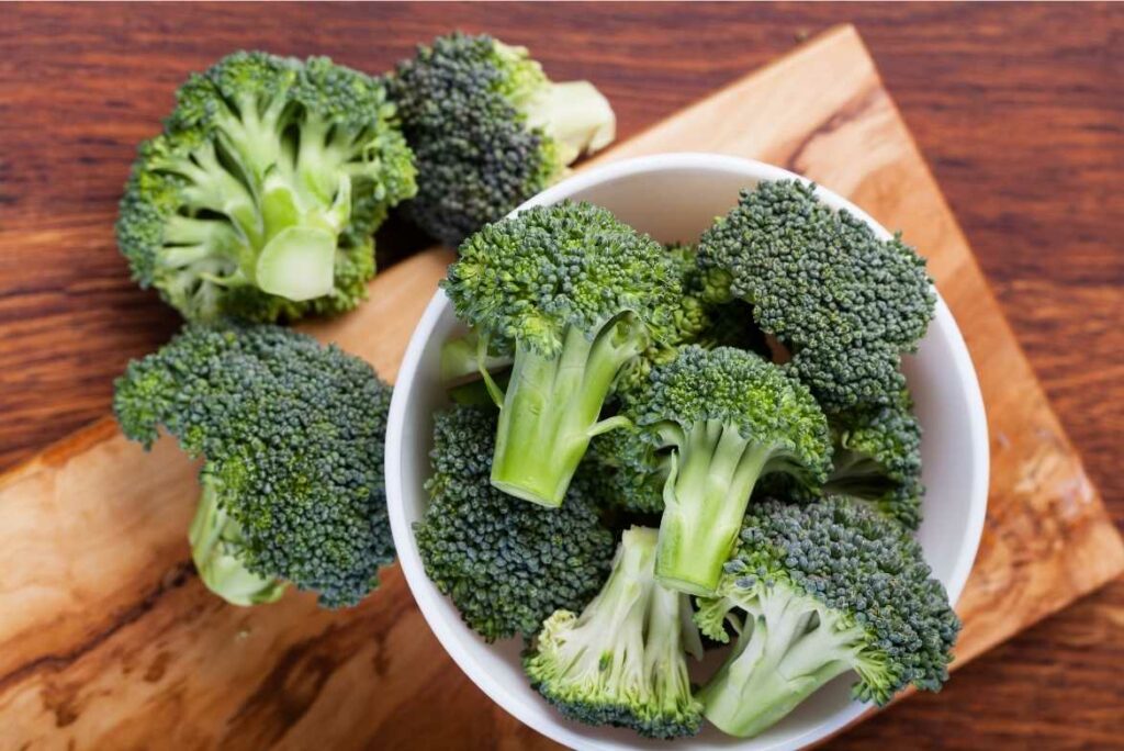 El brócoli es un súper alimento que contiene calcio y vitamina C, que trabajan juntos para producir colágeno, que fortalece los huesos.