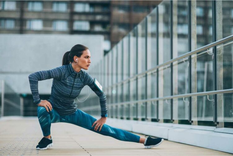 Los ejercicios de zancadas laterales con movimiento de brazos son una excelente opción de cardio de bajo impacto para trabajar los músculos de piernas y brazos de manera simultánea