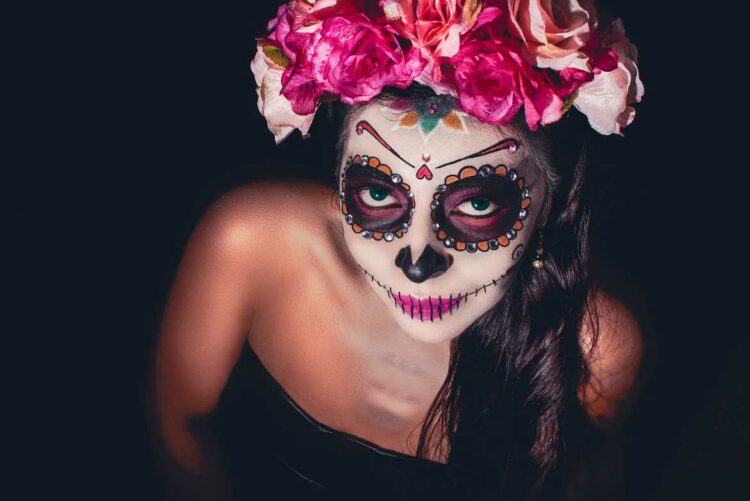 Con la llegada del Día de los Muertos, esta icónica figura mexicana cobra vida con su elegante y misteriosa apariencia que se logra con un buen maquillaje de catrina.