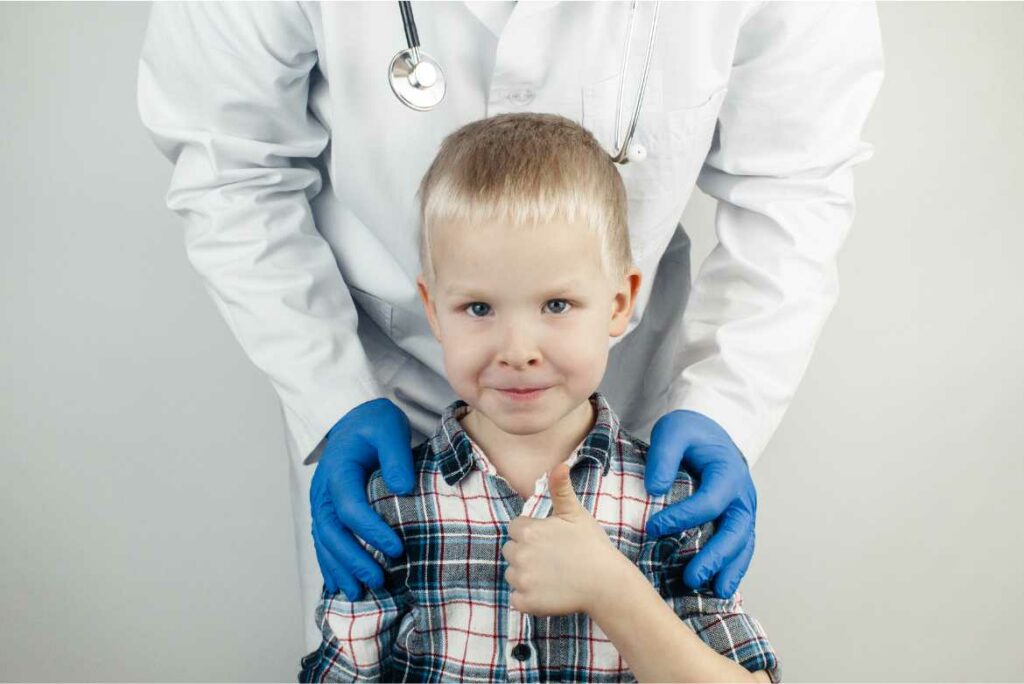 El varicocele en testículos en niños y adolescentes se diagnostica de forma clínica y se confirma por medio de ultrasonido Doppler.